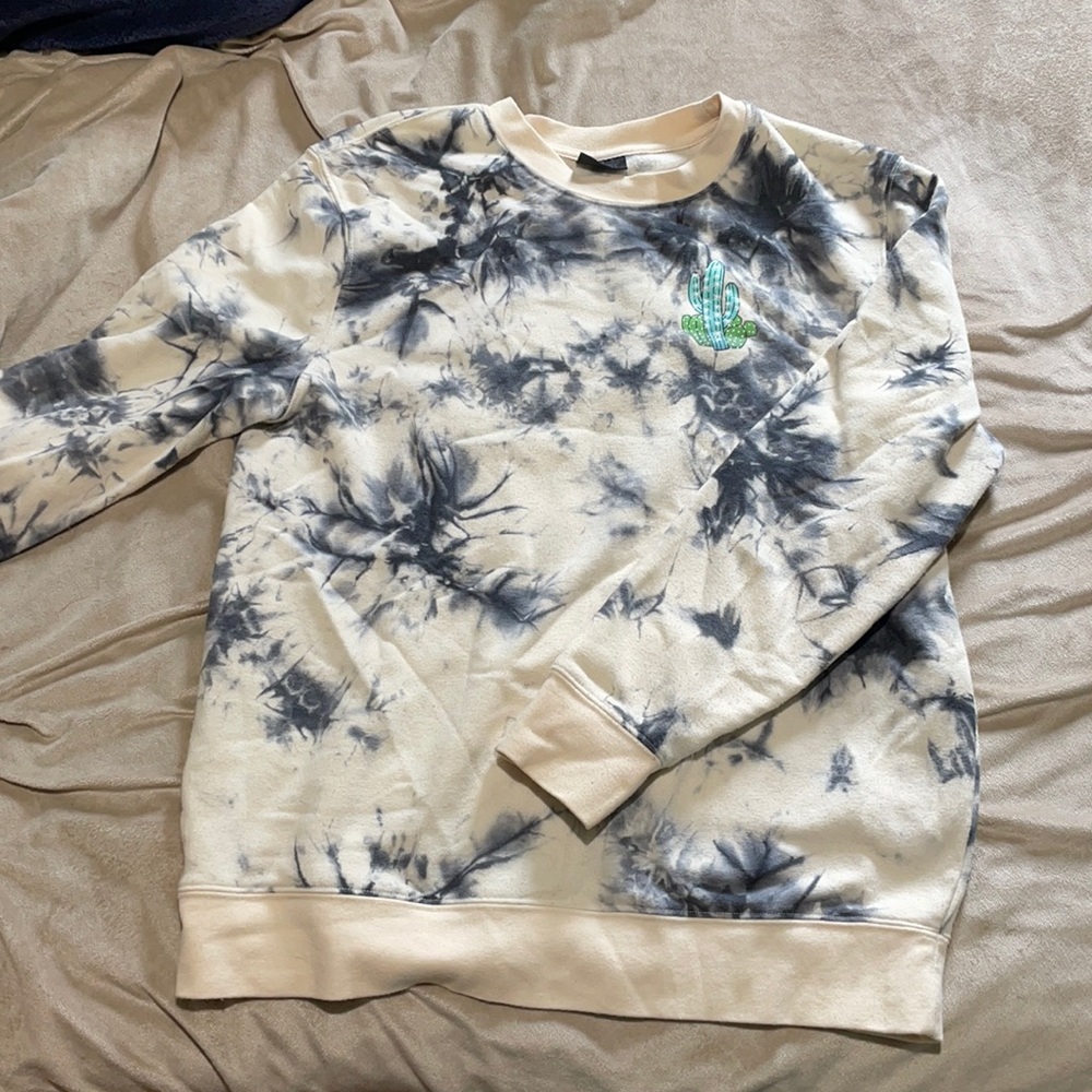 Crew neck tie dye with graphics on front and back
